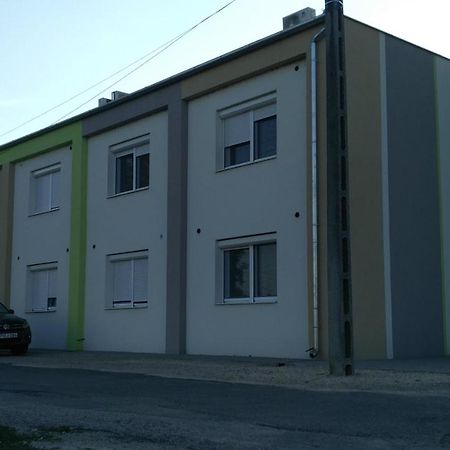 River Side Apartman Калоча Екстериор снимка
