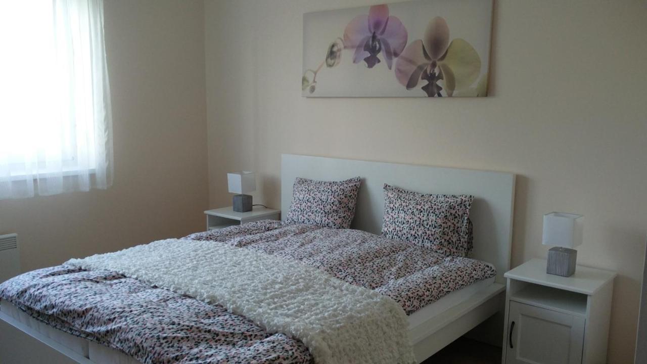 River Side Apartman Калоча Екстериор снимка