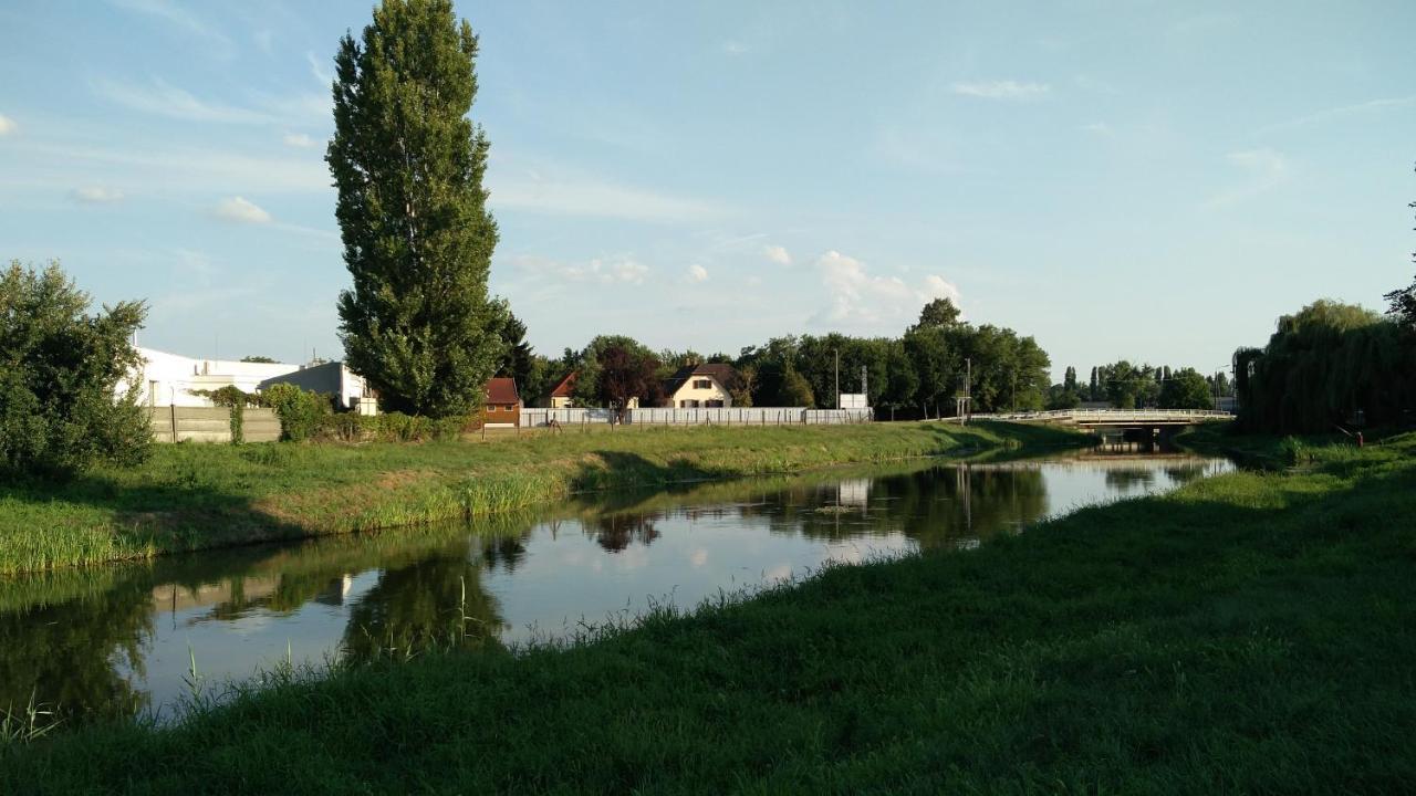 River Side Apartman Калоча Екстериор снимка