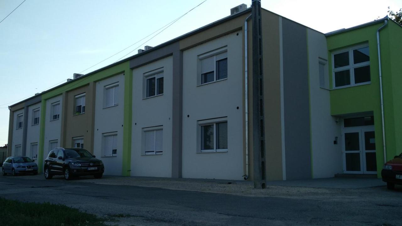 River Side Apartman Калоча Екстериор снимка